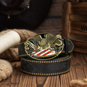 Gros plan sur une ceinture américaine homme noire avec boucle "I'm proud to be an American