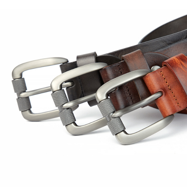 Ceinture homme marron déployée, idéale pour compléter un look chic et décontracté.