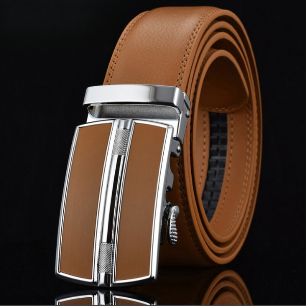 Ceinture marron enroulée avec une boucle robuste et moderne.