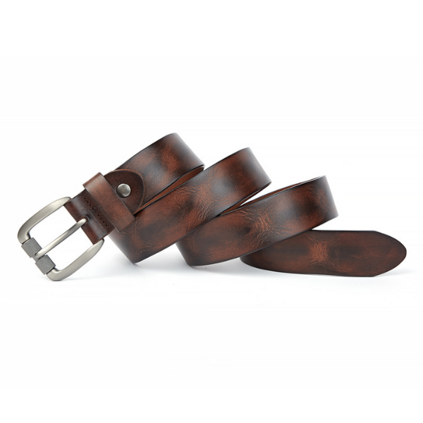 Ceinture homme marron enroulée avec une finition en cuir vieilli.