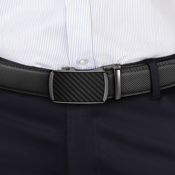 Ceinture smoking noire portée avec un pantalon de costume et une chemise blanche