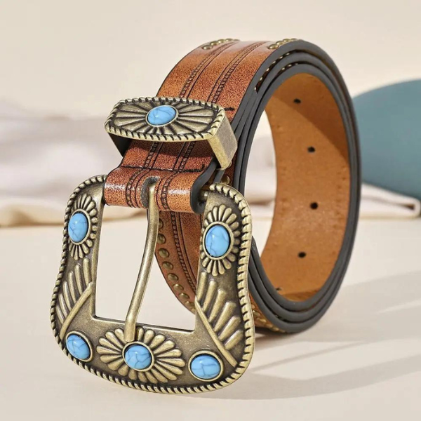 Zoom sur la boucle vintage dorée à décor turquoise d'une ceinture western femme