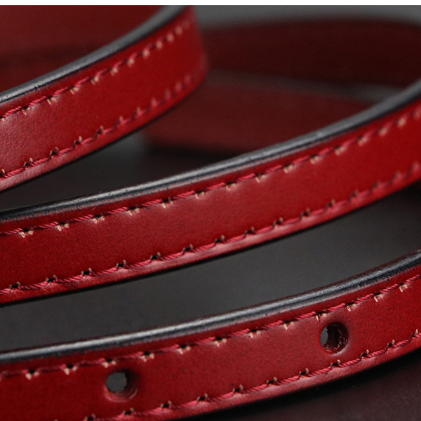 Zoom sur une ceinture femme fine rouge en cuir avec couture apparente