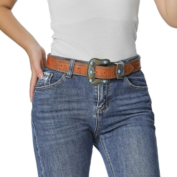 Femme portant une ceinture western marron avec un jean taille haute