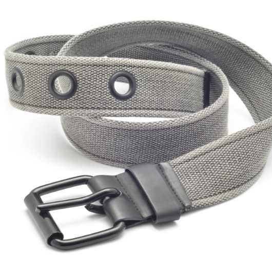 Ceinture en tissu gris clair avec œillets métalliques noirs et boucle assortie.