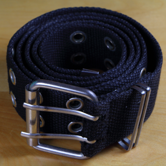 Gros plan sur une ceinture en tissu noir robuste avec une double boucle métallique.