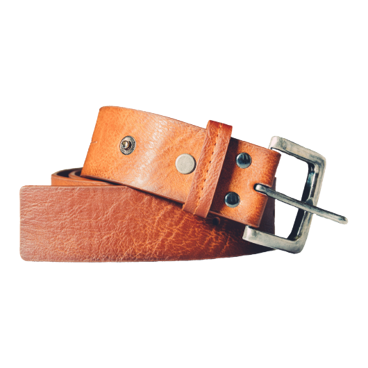 Ceinture en cuir marron vintage avec boucle classique, enroulée sur un fond blanc.